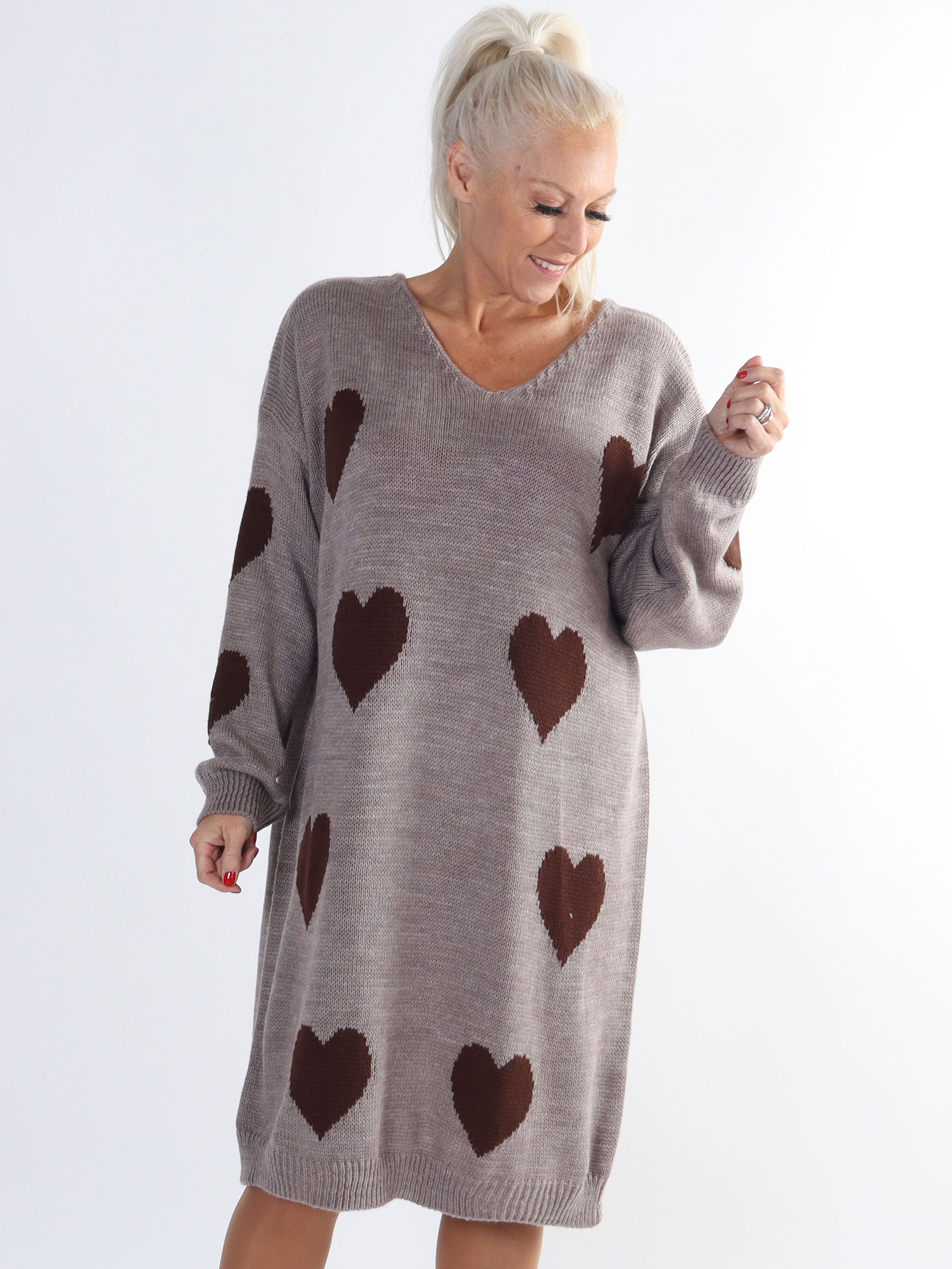 Lela - Stickad klänning med hjärtan i stora storlekar